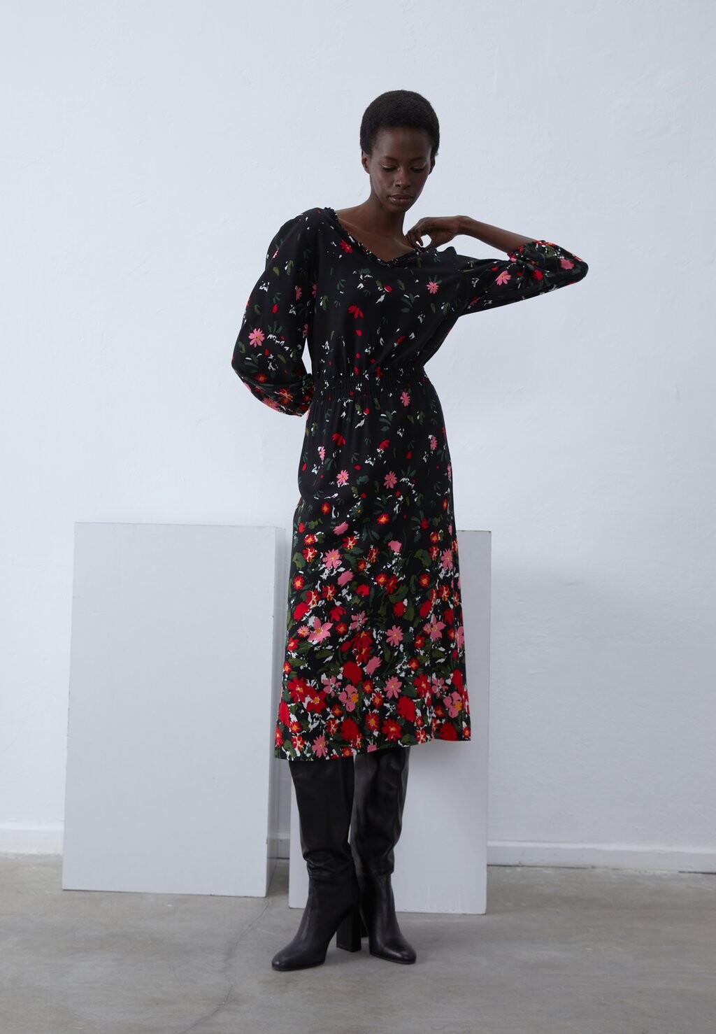 Повседневное платье Anna Field, цвет black/red/green
Повседневное платье Anna Field, цвет black/red/green