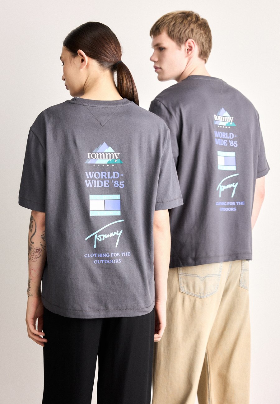 Футболка Tommy Jeans 90S PEAKS BACKPRINT TEE UNISEX, Washed Black/Black, Черный, Футболка Tommy Jeans 90S PEAKS BACKPRINT TEE UNISEX, Washed Black/Black
Футболка Tommy Jeans 90S PEAKS BACKPRINT TEE UNISEX, Washed Black/Black, Черный, Футболка Tommy Jeans 90S PEAKS BACKPRINT TEE UNISEX, Washed Black/Black