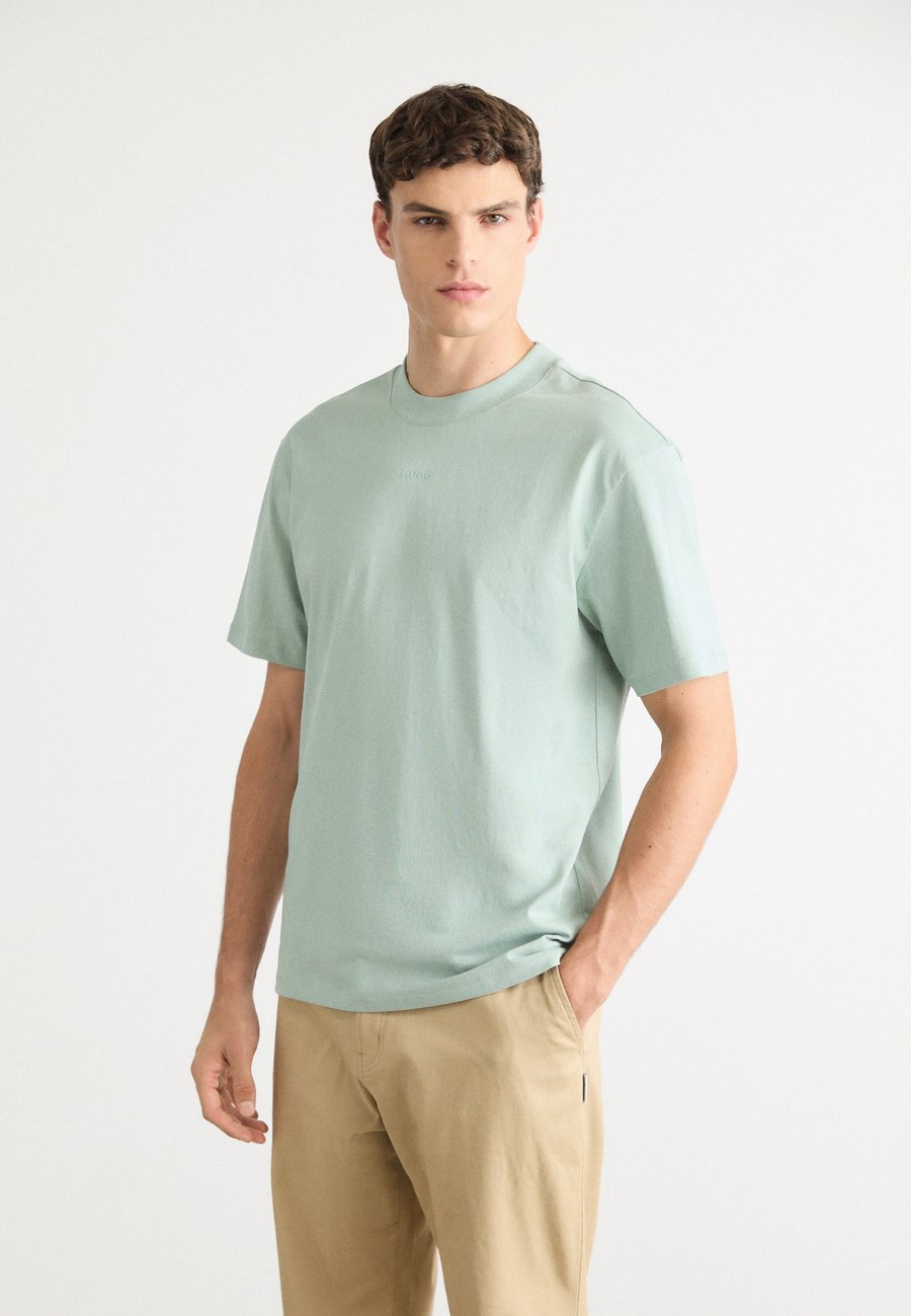 Футболка HUGO DAPOLINO, Light Pastel Green/Light Green, Зеленый, Футболка HUGO DAPOLINO, Light Pastel Green/Light Green
Футболка HUGO DAPOLINO, Light Pastel Green/Light Green, Зеленый, Футболка HUGO DAPOLINO, Light Pastel Green/Light Green