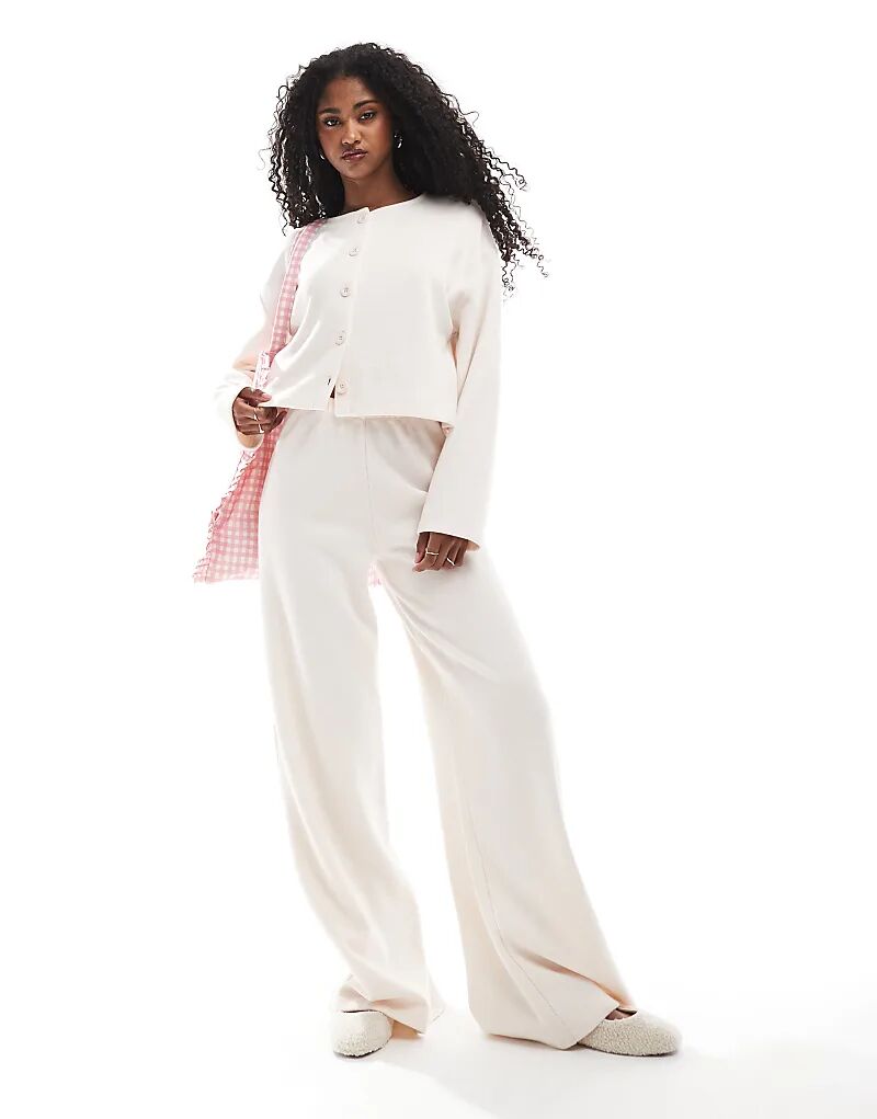 Мягкие широкие брюки Miss Selfridge в рубчик светло-розового цвета
Мягкие широкие брюки Miss Selfridge в рубчик светло-розового цвета