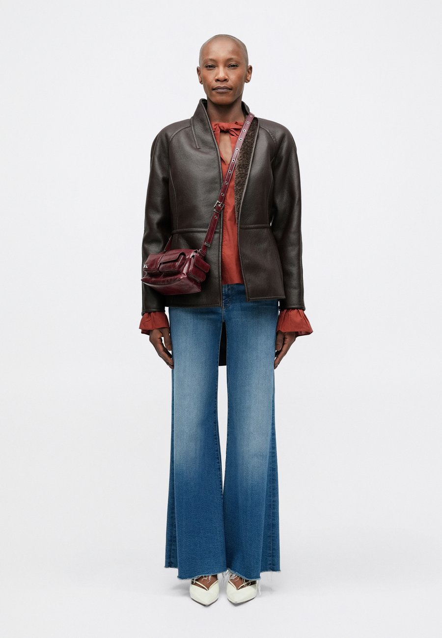 Сумка кросс-боди MICHAEL Michael Kors DAKOTA , Oxblood/Bordeaux
Сумка кросс-боди MICHAEL Michael Kors DAKOTA , Oxblood/Bordeaux
