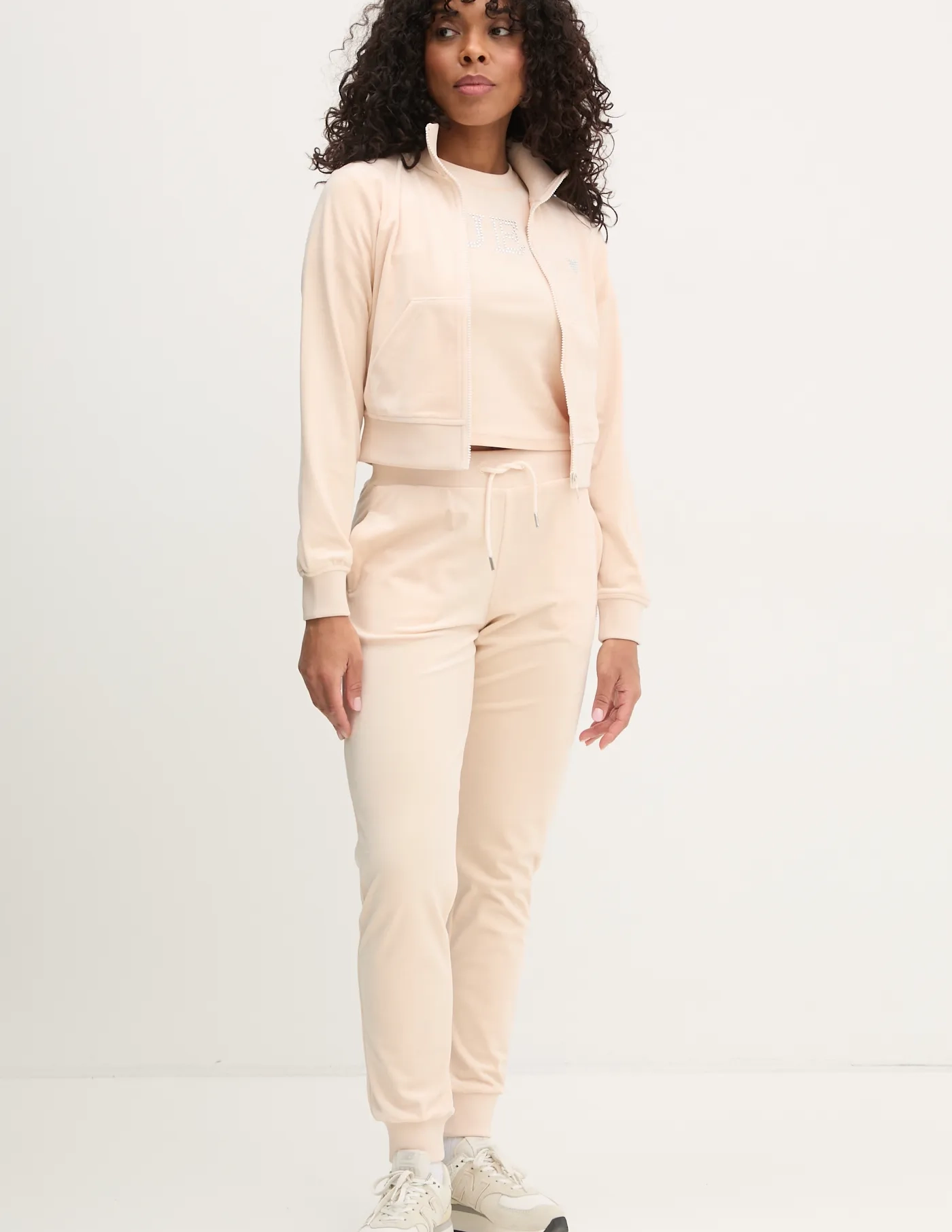 Бархатная футболка COUTURE Guess, бежевый
Бархатная футболка COUTURE Guess, бежевый