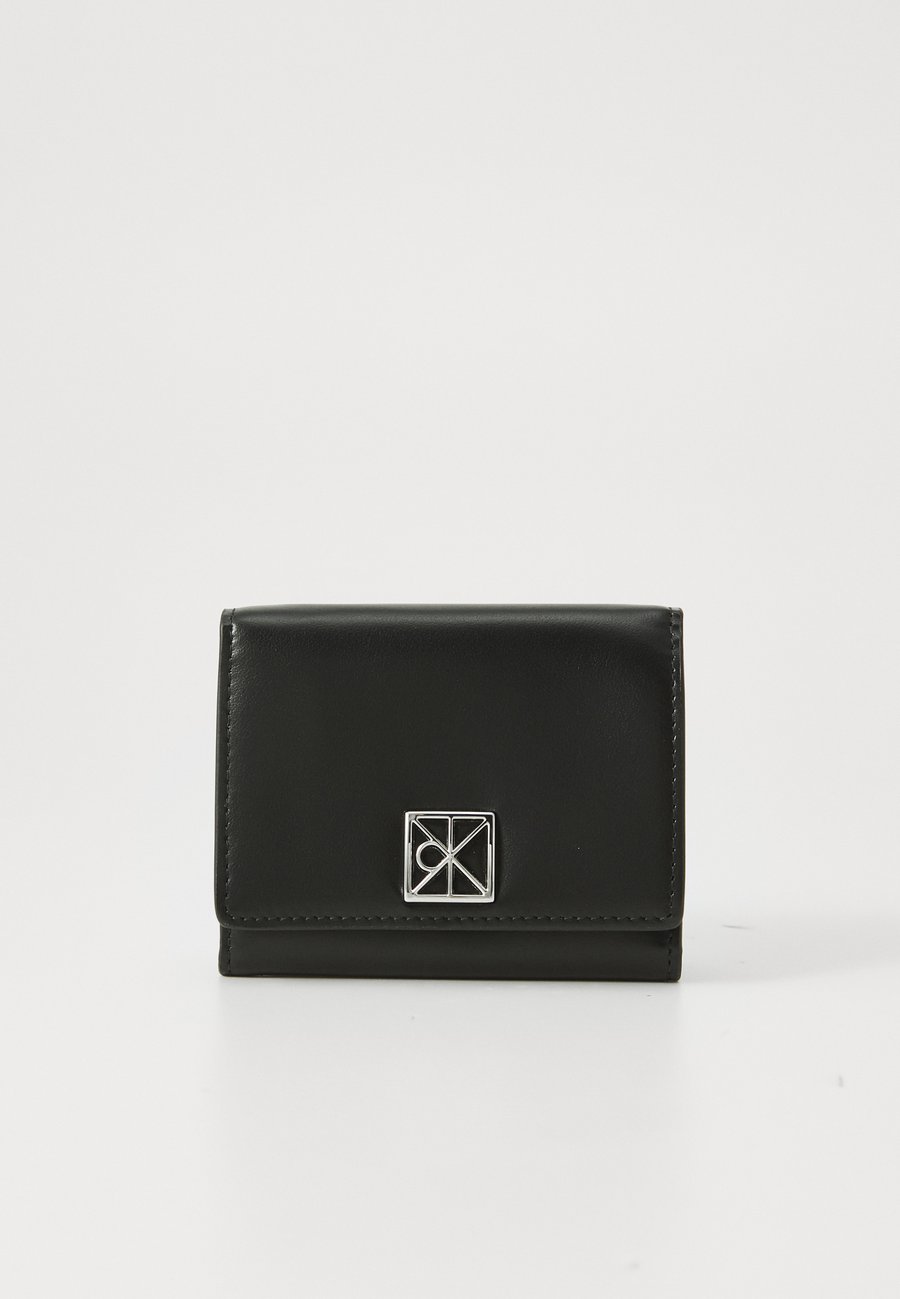 Кошелек Calvin Klein EMBLEM LEATHER MEDIUM TRIFOLD, Black
Кошелек Calvin Klein EMBLEM LEATHER MEDIUM TRIFOLD, Black