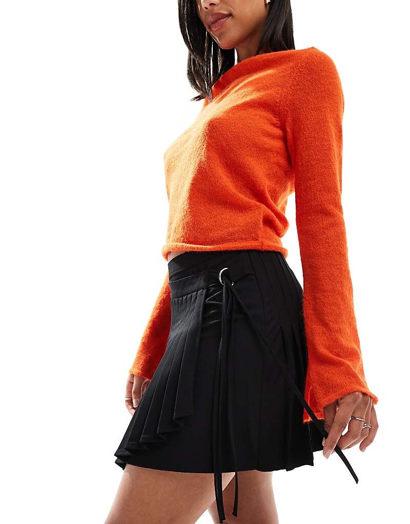 Stradivarius – Черная мини-юбка со складками и декоративным поясом
Stradivarius – Черная мини-юбка со складками и декоративным поясом