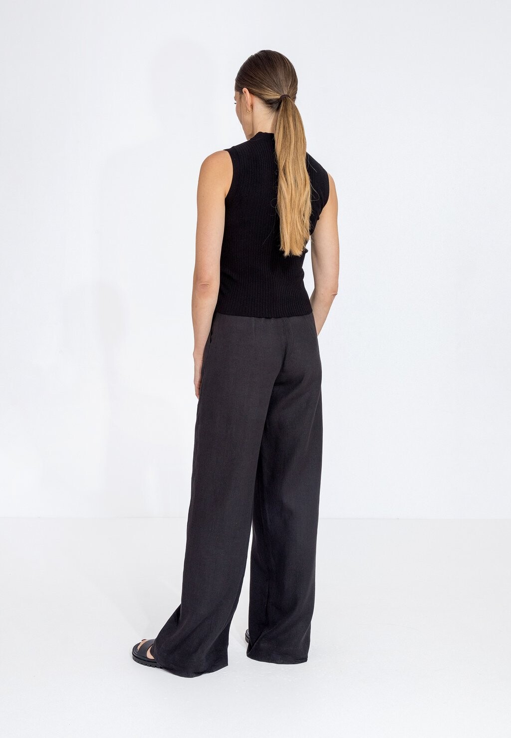 Топ Ribbed Rollneck With The Stripe Ivko, черный
Топ Ribbed Rollneck With The Stripe Ivko, черный