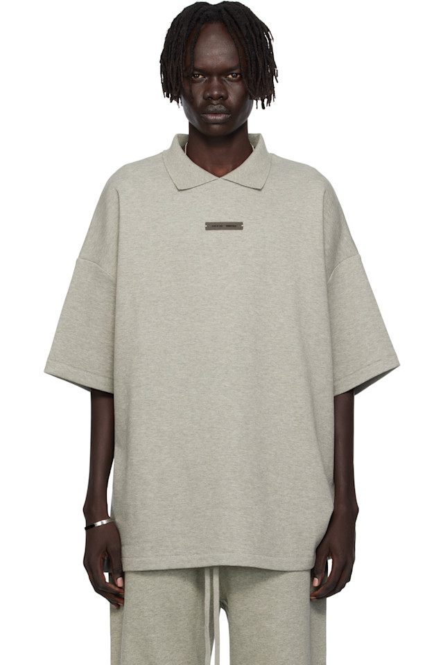 Fear Of God Essentials Серая рубашка-поло из пике с короткими рукавами в стиле 90-х годов
Fear Of God Essentials Серая рубашка-поло из пике с короткими рукавами в стиле 90-х годов