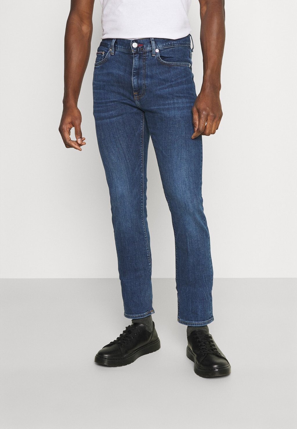 Джинсы приталенного кроя CORE BLEECKER SLIM Tommy Hilfiger, индиго орегон
Джинсы приталенного кроя CORE BLEECKER SLIM Tommy Hilfiger, индиго орегон