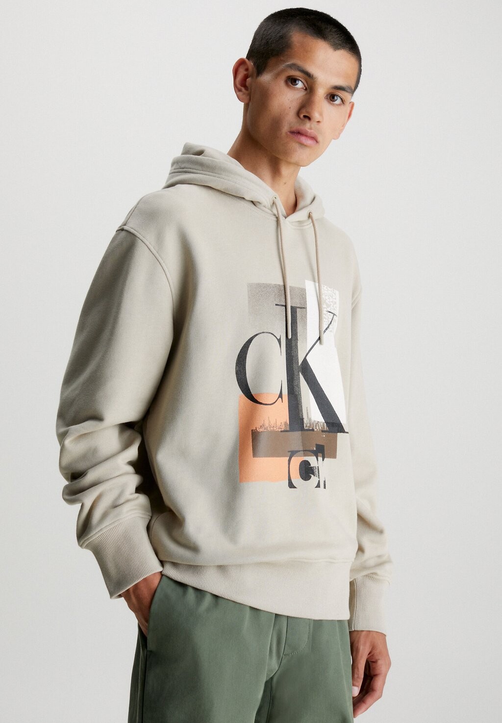 Толстовка Calvin Klein Jeans ХУДИ CONNECTED LAYER LANDSCAPE UNISEX, цвет plaza taupe
Толстовка Calvin Klein Jeans ХУДИ CONNECTED LAYER LANDSCAPE UNISEX, цвет plaza taupe