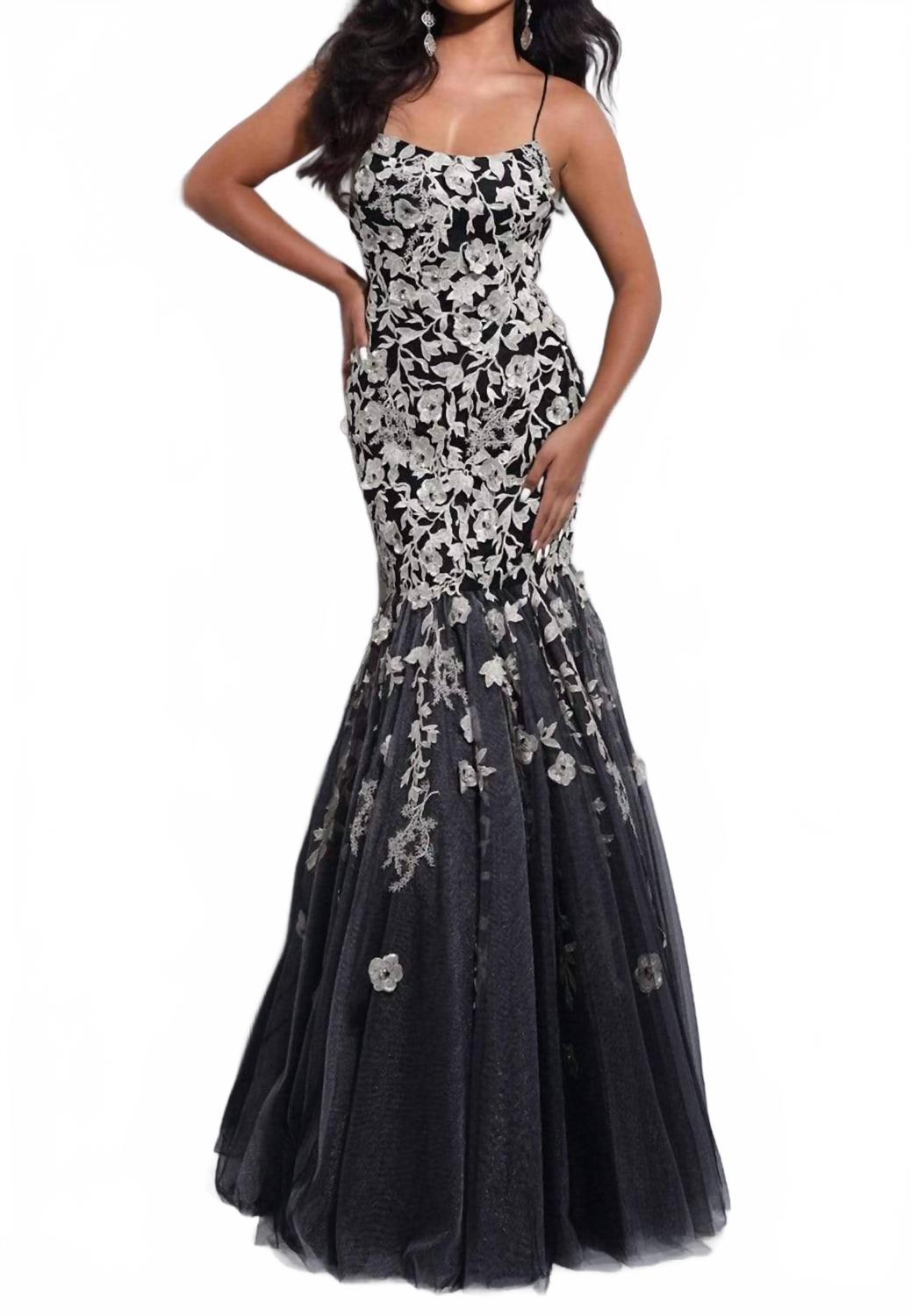 Черное/серебристое платье с цветочными аппликациями на тонких бретелях Jasz Couture
Черное/серебристое платье с цветочными аппликациями на тонких бретелях Jasz Couture