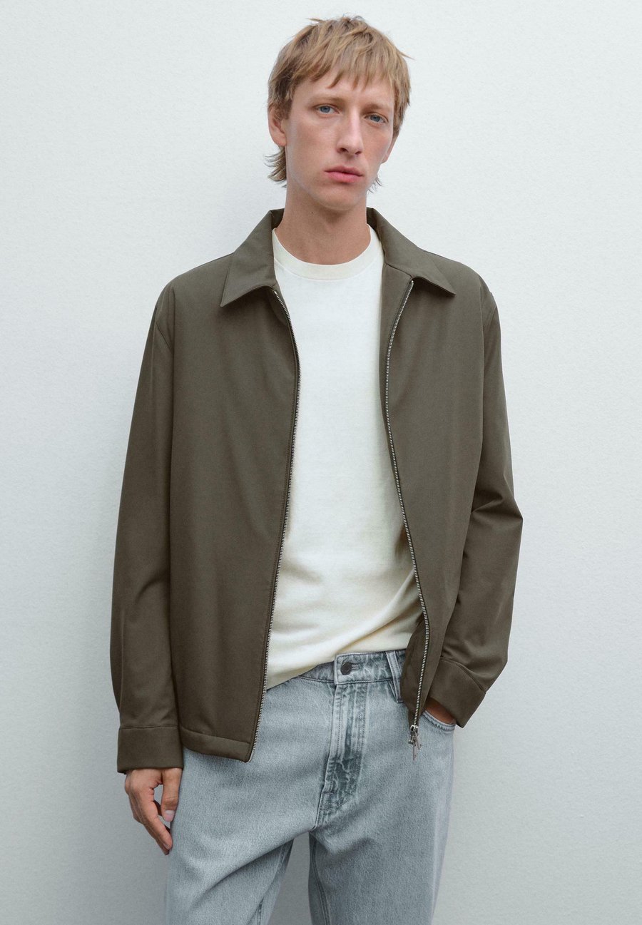 Куртка Massimo Dutti LIGHTWEIGHT WATER-REPELLENT, Khaki
Куртка Massimo Dutti LIGHTWEIGHT WATER-REPELLENT, Khaki