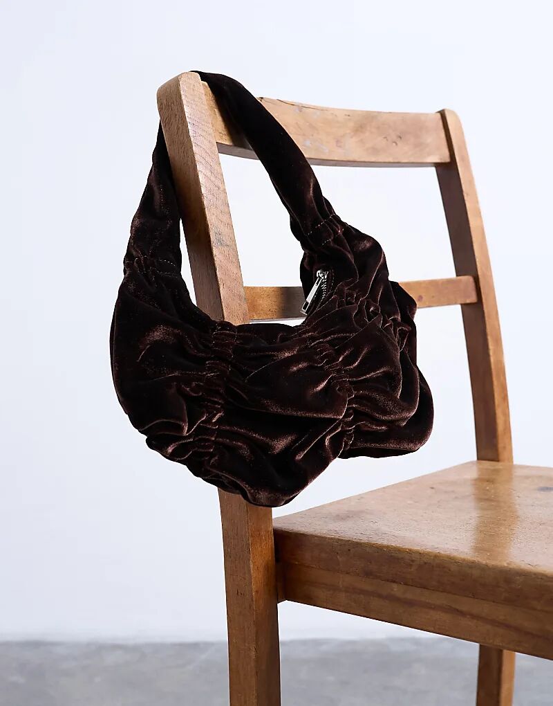 Сумка через плечо Topshop Saphire из бархата с рюшами шоколадного цвета
Сумка через плечо Topshop Saphire из бархата с рюшами шоколадного цвета