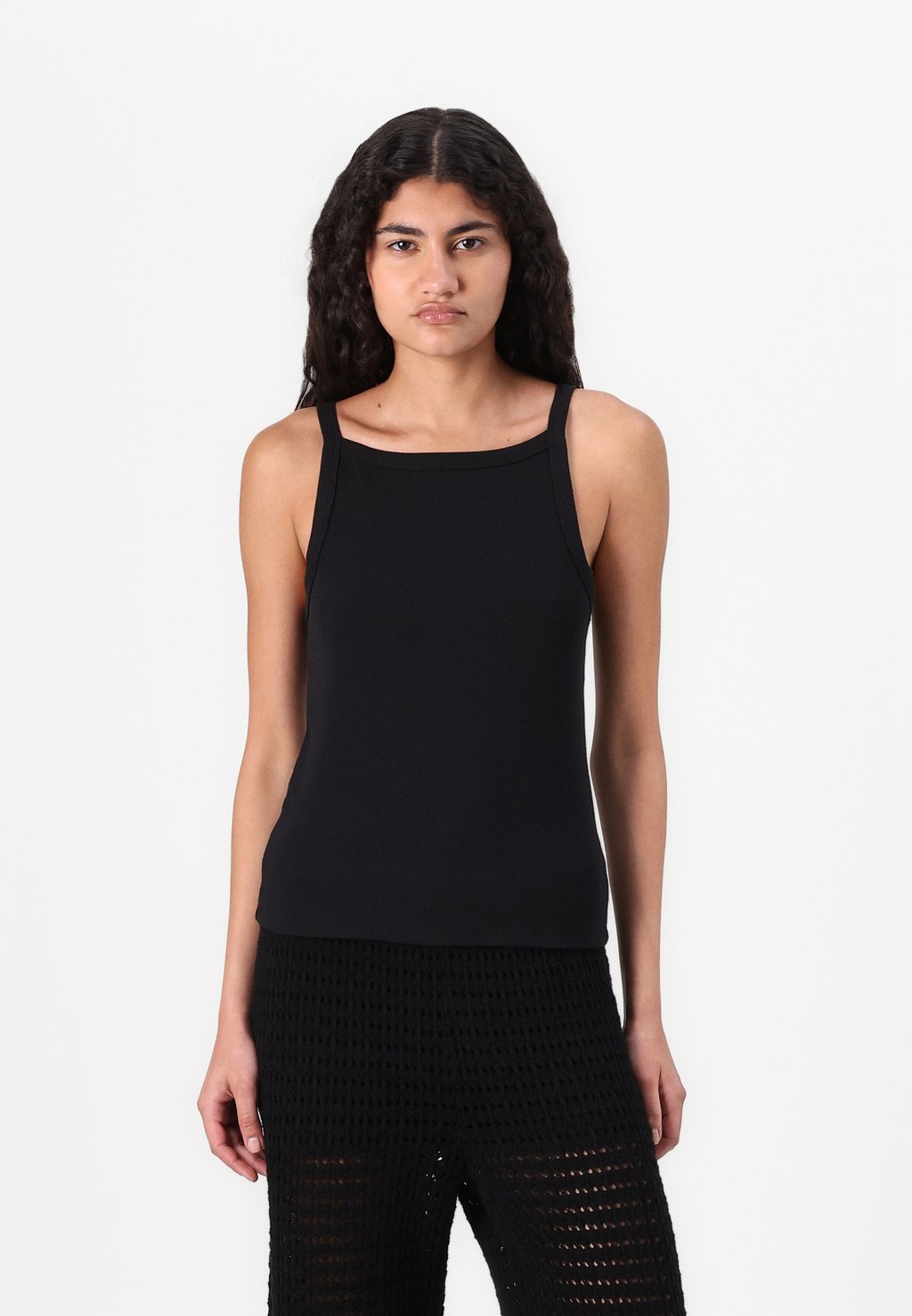 Топ APRON GAP, черный
Топ APRON GAP, черный