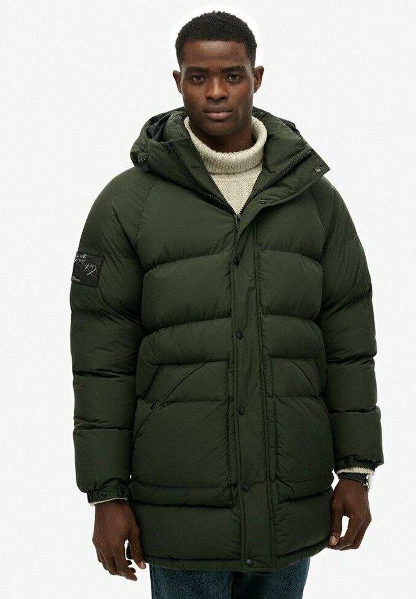 Пальто Superdry & Co XPD LONGLINE BAFFLE, Surplus Goods Olive Green/Green
Пальто Superdry & Co XPD LONGLINE BAFFLE, Surplus Goods Olive Green/Green