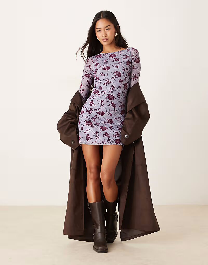 Платье в клетку лавандового цвета с длинными рукавами и цветочным принтом Sevila Motel
Платье в клетку лавандового цвета с длинными рукавами и цветочным принтом Sevila Motel