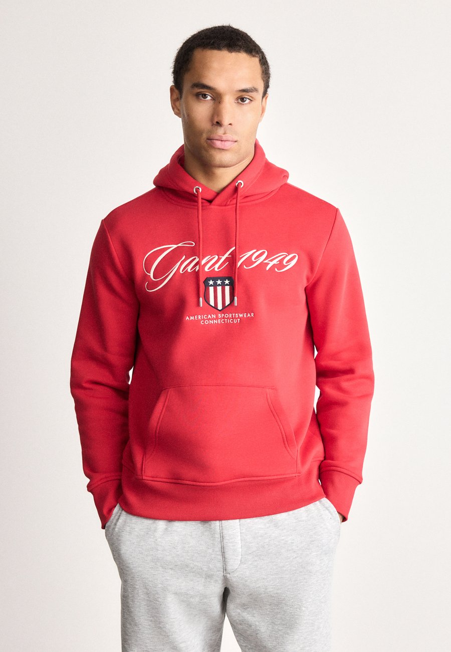 Худи GANT GRAPHIC HOODIE, Ruby Red/Red
Худи GANT GRAPHIC HOODIE, Ruby Red/Red