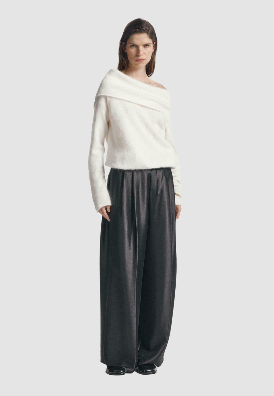 Брюки Massimo Dutti WIDE-LEG VOLUMINOUS WITH DARTS, Black
Брюки Massimo Dutti WIDE-LEG VOLUMINOUS WITH DARTS, Black