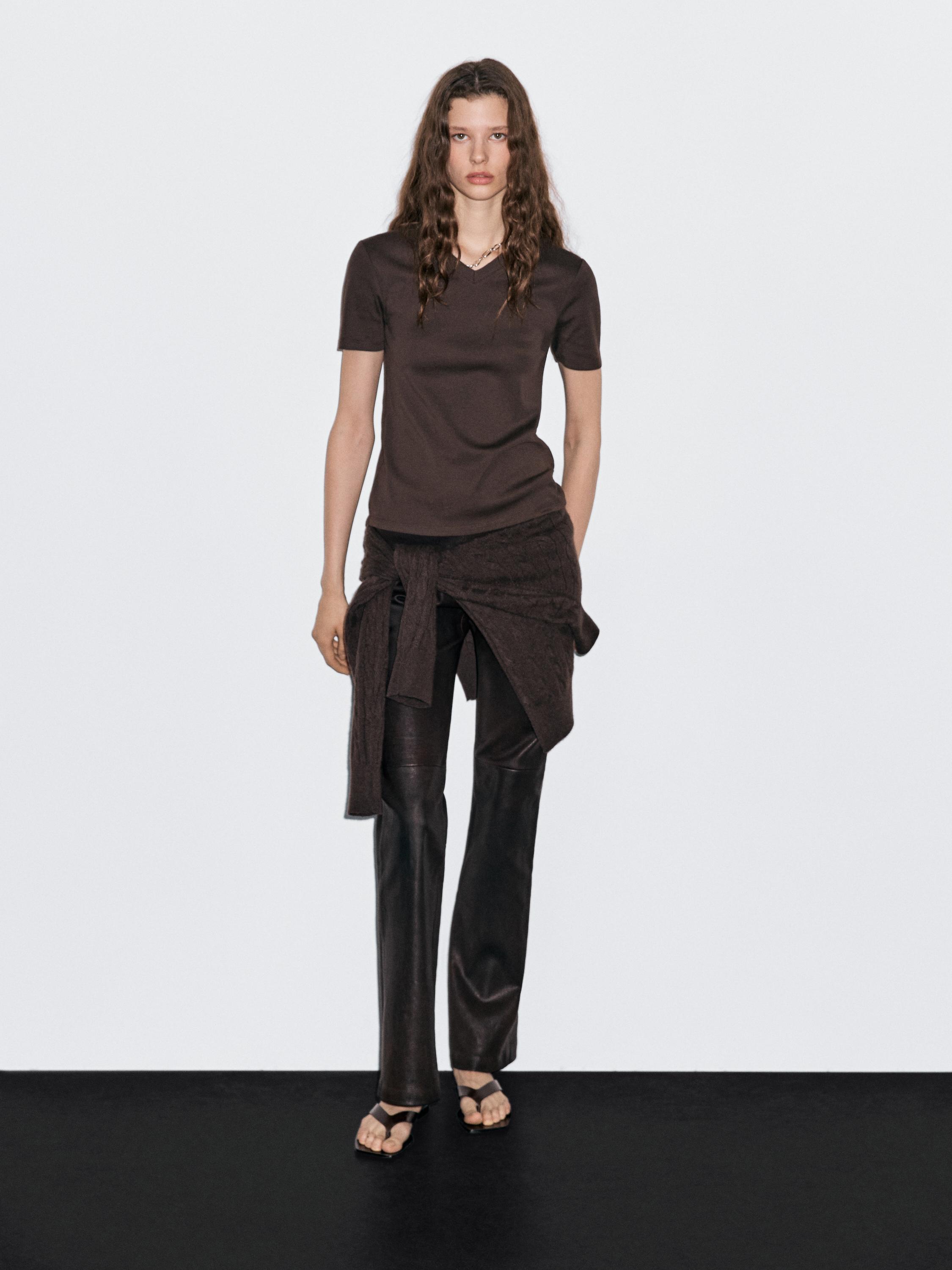 Футболка с V-образным вырезом из 100% хлопка Massimo Dutti, коричневый
Футболка с V-образным вырезом из 100% хлопка Massimo Dutti, коричневый