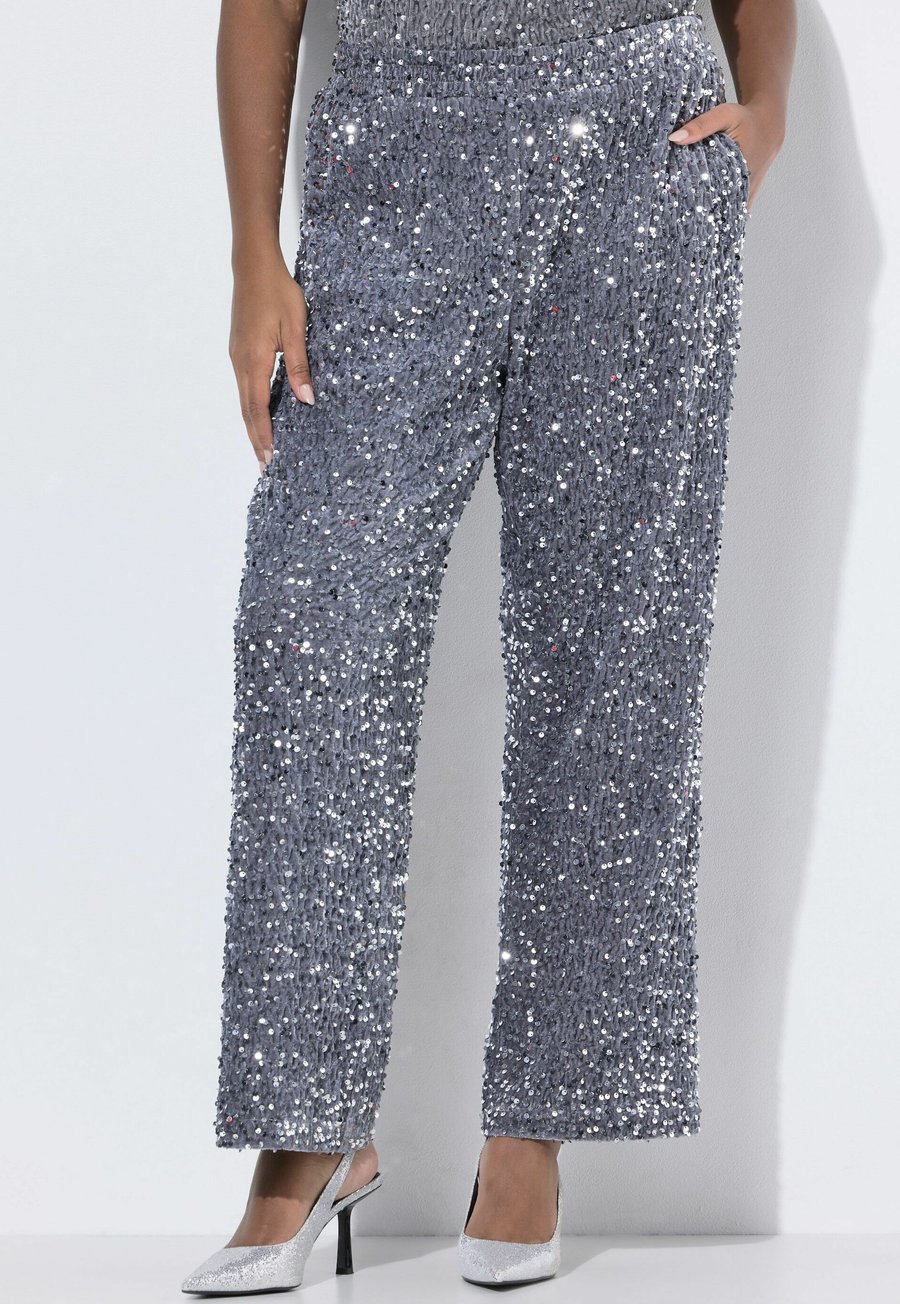 Брюки Ulla Popken SEQUINED COMFORT WAIST PANTS, Silver/Silver-Coloured
Брюки Ulla Popken SEQUINED COMFORT WAIST PANTS, Silver/Silver-Coloured