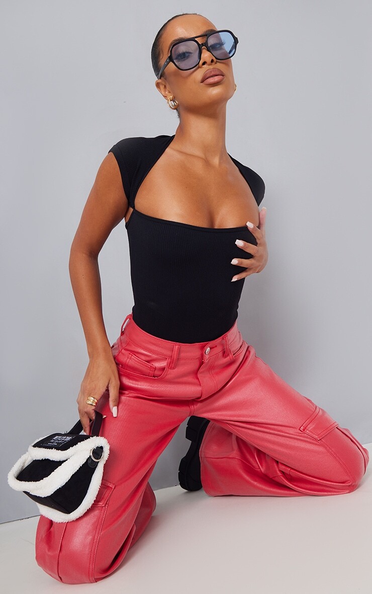 PrettyLittleThing Черное боди с короткими рукавами и вырезами в рубчик
PrettyLittleThing Черное боди с короткими рукавами и вырезами в рубчик