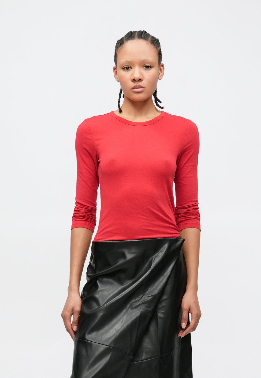 Топ GAP CREW, Modern Red/Red
Топ GAP CREW, Modern Red/Red