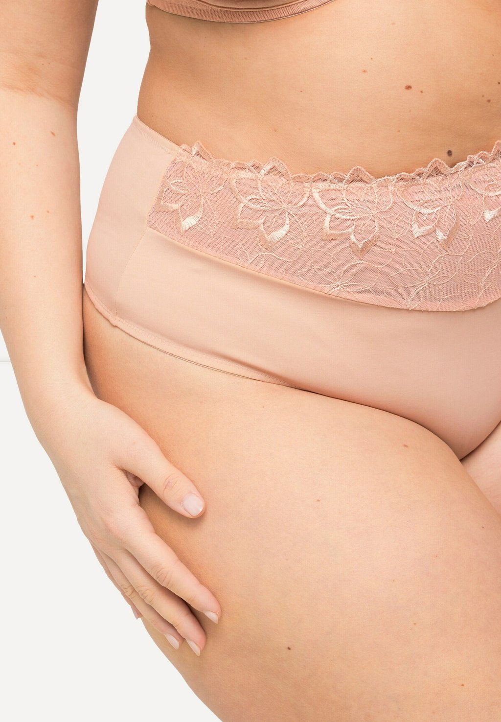 Стринги COUVRANT, BRODÉ Ulla Popken, бежевый 
Стринги COUVRANT, BRODÉ Ulla Popken, бежевый