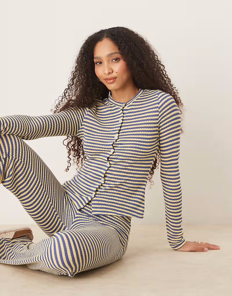 Вязаный кардиган ASOS DESIGN в сине-желтую полоску 
Вязаный кардиган ASOS DESIGN в сине-желтую полоску