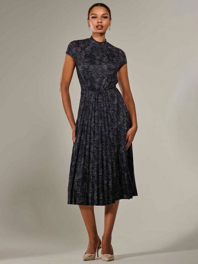 Плиссированное миди-платье с абстрактным рукавом-шапочкой Jolie Moi, черный
Плиссированное миди-платье с абстрактным рукавом-шапочкой Jolie Moi, черный