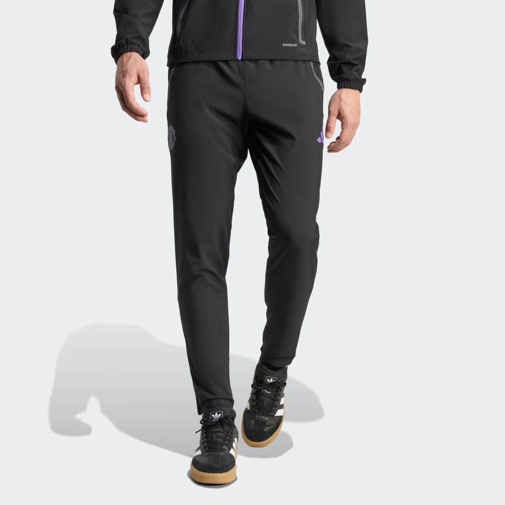 Спортивный костюм Adidas Manchester United Tiro 25 Competition Vis Tech Travel Pants, цвет Black/Purple Rush 
Спортивный костюм Adidas Manchester United Tiro 25 Competition Vis Tech Travel Pants, цвет Black/Purple Rush