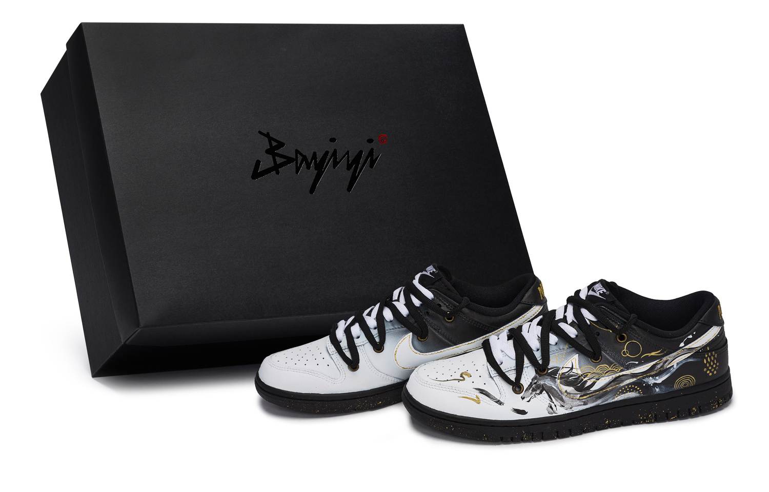 Nike Кроссовки Skateboard Dunk 811 Manufacturing, Spirit And Eccentricity, Special Shoe Box Low Top, мужские, черно-бело-золотые
Nike Кроссовки Skateboard Dunk 811 Manufacturing, Spirit And Eccentricity, Special Shoe Box Low Top, мужские, черно-бело-золотые