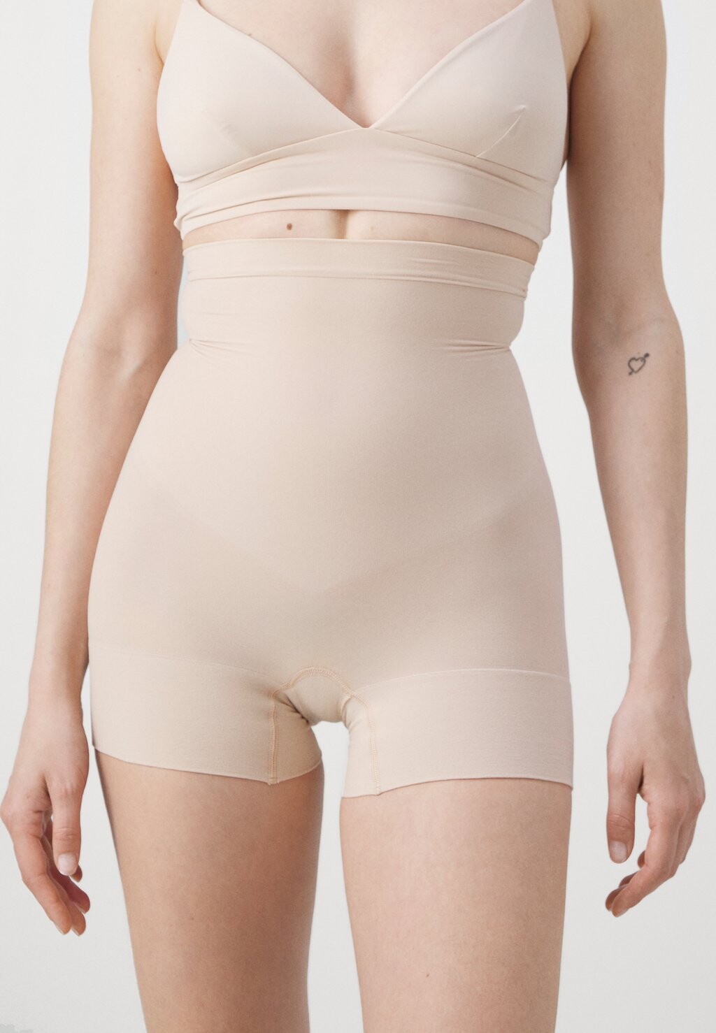 Корректирующее белье EVERYDAY SEAMLESS SHAPING HIGH WAISTED SHORTY Spanx, песочный
Корректирующее белье EVERYDAY SEAMLESS SHAPING HIGH WAISTED SHORTY Spanx, песочный