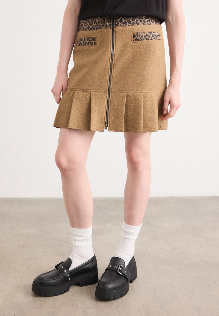 Юбка Marc Cain Pleated skirt, Milk Coffee/Brown
Юбка Marc Cain Pleated skirt, Milk Coffee/Brown