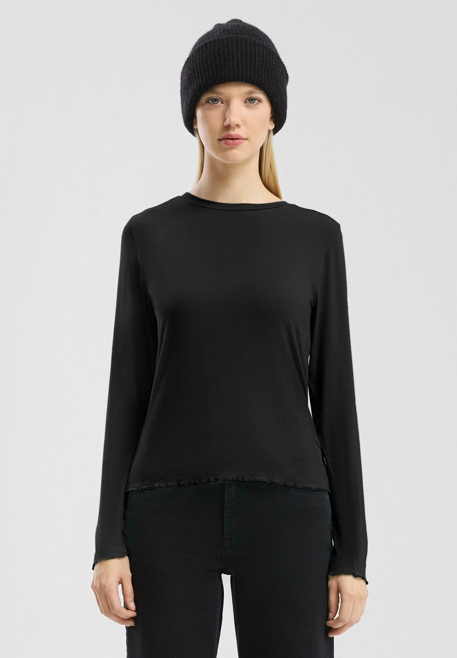 Блуза QS SCHMAL GESCHNITTENES , Schwarz/Black
Блуза QS SCHMAL GESCHNITTENES , Schwarz/Black