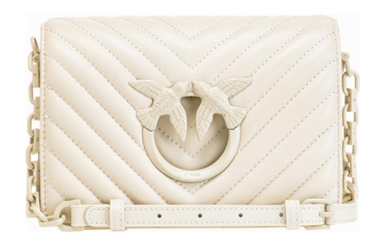 Сумка-кроссбоди мини на плечо из овчины Click Series белая PINKO
Сумка-кроссбоди мини на плечо из овчины Click Series белая PINKO