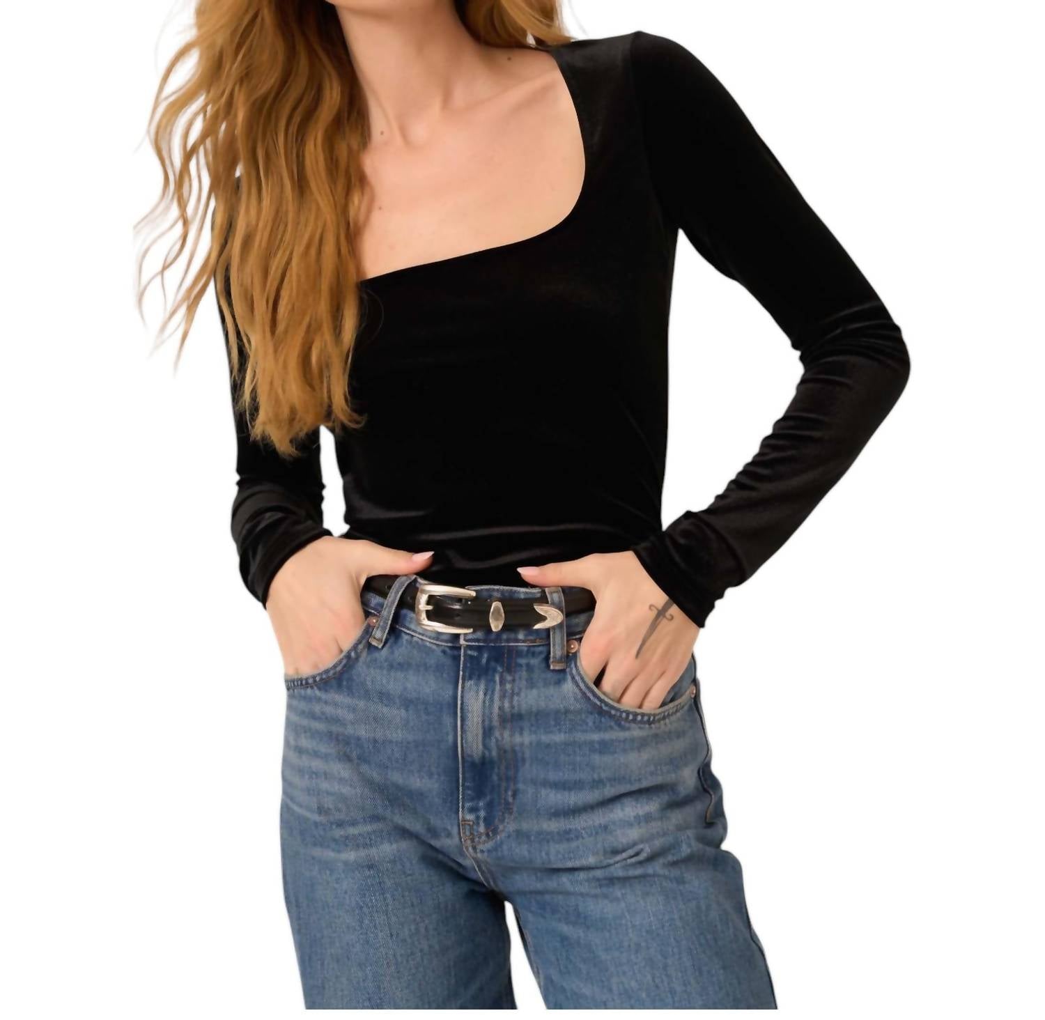 Топ с квадратным вырезом из бархата "Мечта сбылась" с длинным рукавом в черном цвете PROJECT SOCIAL T 
Топ с квадратным вырезом из бархата "Мечта сбылась" с длинным рукавом в черном цвете PROJECT SOCIAL T