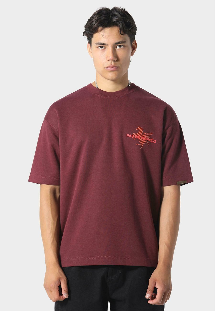 Футболка Pas de Monaco LA PEGAUS CHEVRON, Deep Maroon/Bordeaux
Футболка Pas de Monaco LA PEGAUS CHEVRON, Deep Maroon/Bordeaux