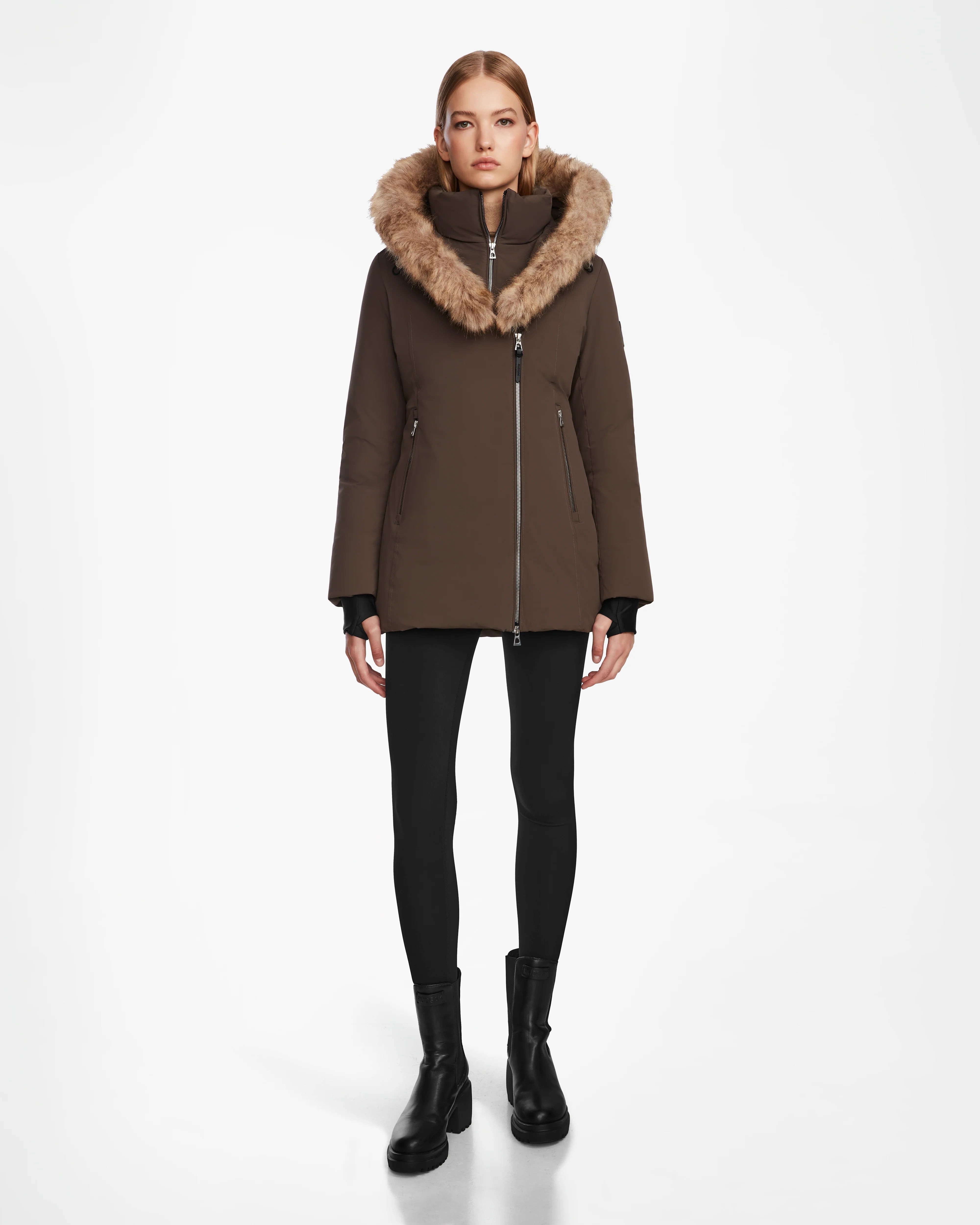 Женская приталенная короткая пуховая парка AURORE Rudsak, Espresso
Женская приталенная короткая пуховая парка AURORE Rudsak, Espresso