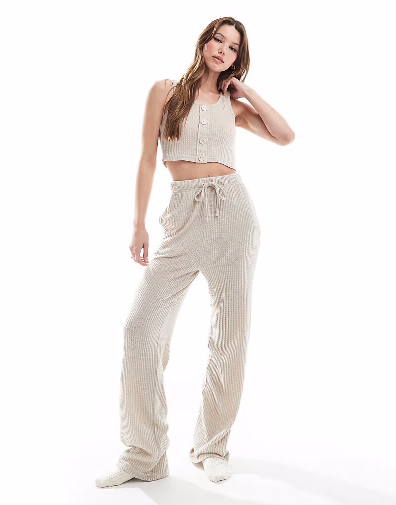 Комплект для дома Brave Soul из мягкого вафельного жилета и брюк бежевого цвета
Комплект для дома Brave Soul из мягкого вафельного жилета и брюк бежевого цвета