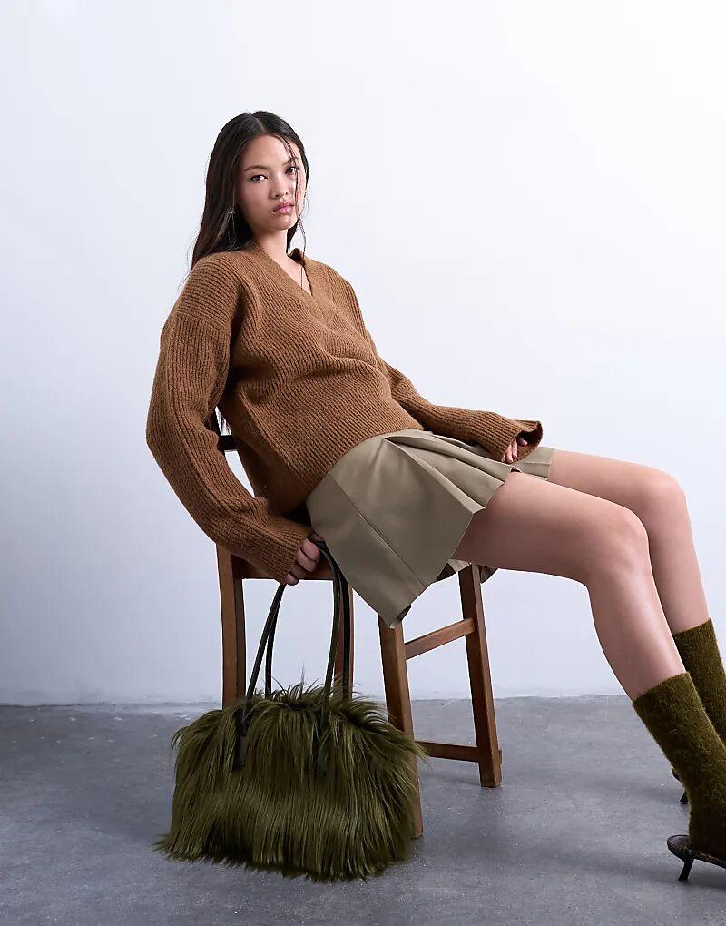 Вязаный джемпер Topshop с V-образным вырезом коричневого цвета
Вязаный джемпер Topshop с V-образным вырезом коричневого цвета