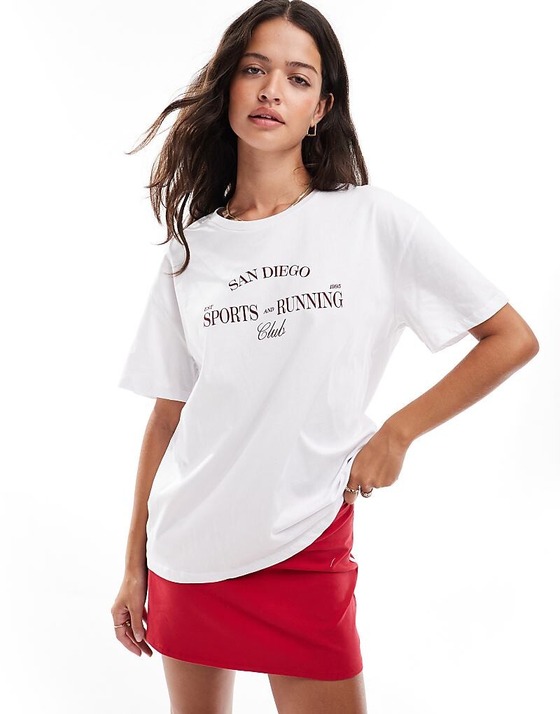 Pieces – Wellness – Футболка Oversize в цвете Weiß mit «Sports and Running Club» -Принт
Pieces – Wellness – Футболка Oversize в цвете Weiß mit «Sports and Running Club» -Принт