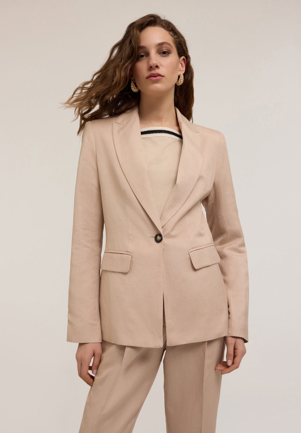 Блейзер MONOPETTO Motivi, бежевый
Блейзер MONOPETTO Motivi, бежевый