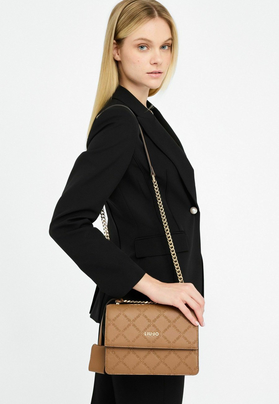 Сумка кросс-боди LIU JO Cross body bag, Cognac
Сумка кросс-боди LIU JO Cross body bag, Cognac