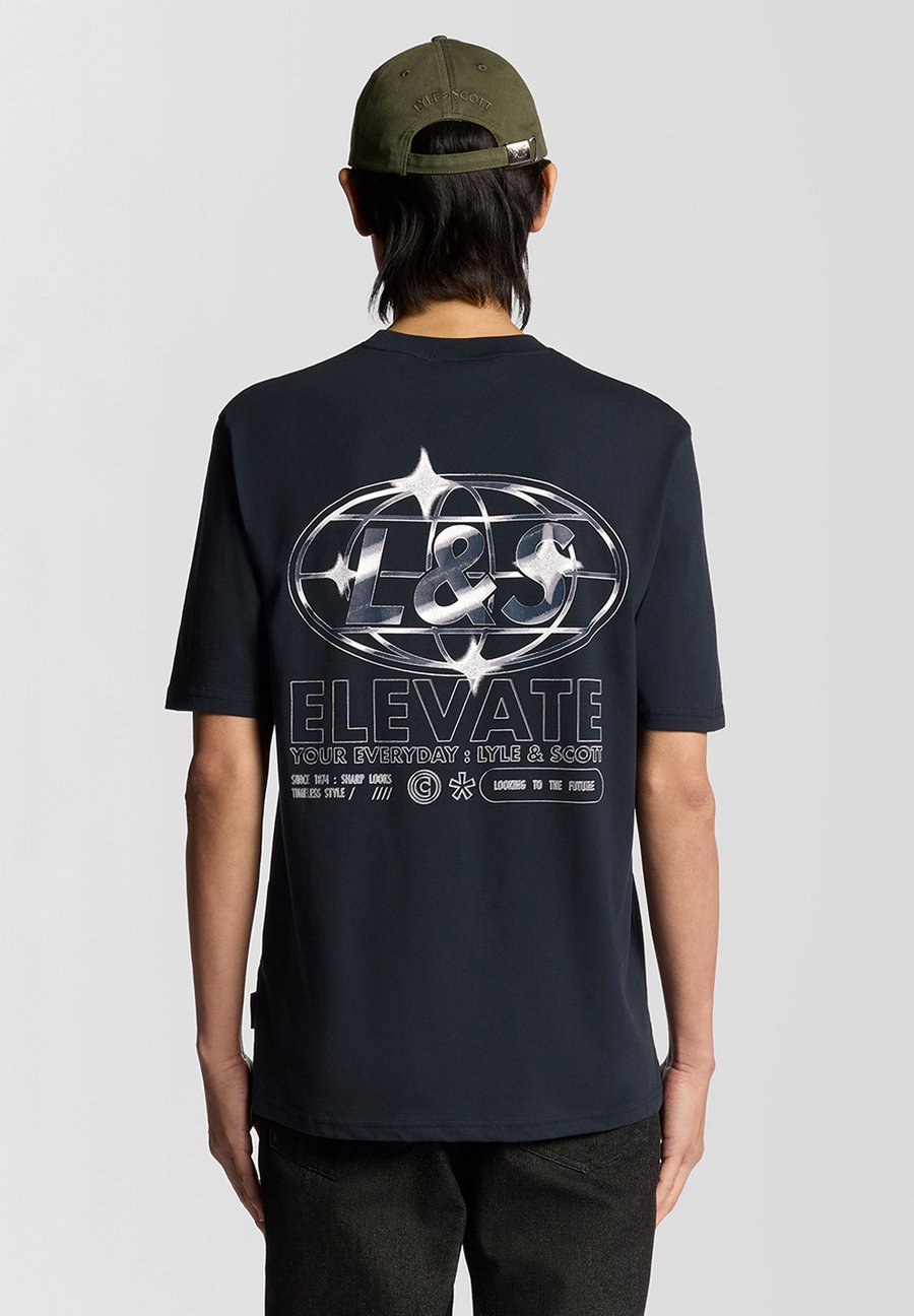 Футболка Lyle & Scott CHROME GRAPHIC , Dark Navy/Dark Blue, Синий, Футболка Lyle & Scott CHROME GRAPHIC , Dark Navy/Dark Blue
Футболка Lyle & Scott CHROME GRAPHIC , Dark Navy/Dark Blue, Синий, Футболка Lyle & Scott CHROME GRAPHIC , Dark Navy/Dark Blue