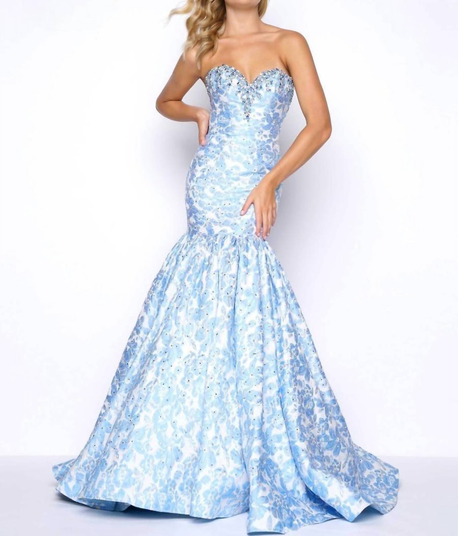 Платье для выпускного вечера с цветочной вышивкой и бисером в пудрово-голубом цвете Mac Duggal
Платье для выпускного вечера с цветочной вышивкой и бисером в пудрово-голубом цвете Mac Duggal