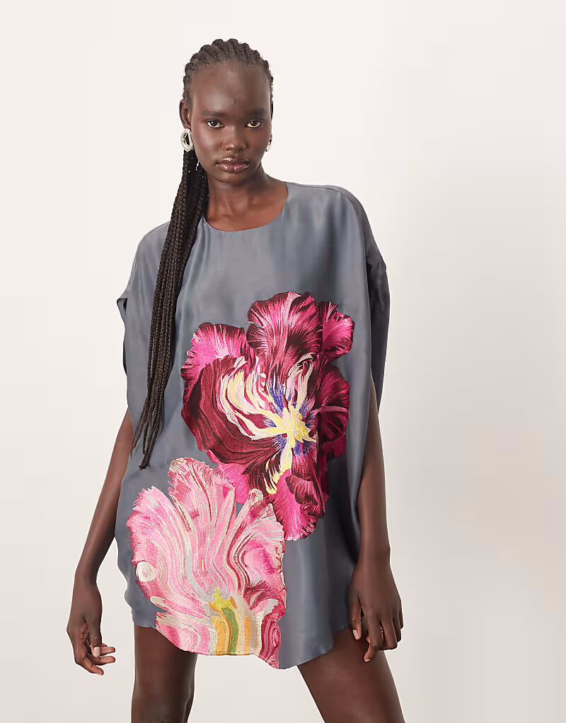 ARRANGE - Мини-платье-кокон антрацитового цвета с искаженной цветочной вышивкой
ARRANGE - Мини-платье-кокон антрацитового цвета с искаженной цветочной вышивкой