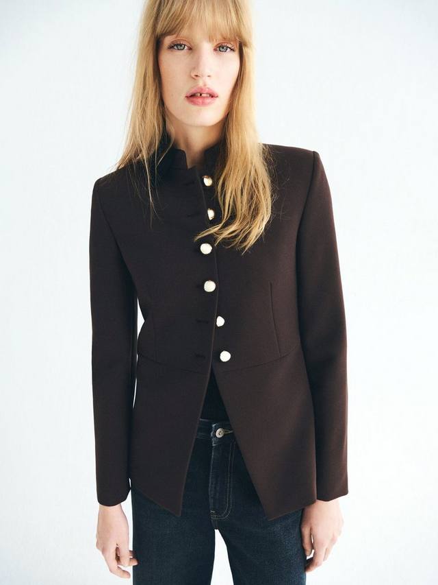 София блейзер с высоким воротником Mango
София блейзер с высоким воротником Mango