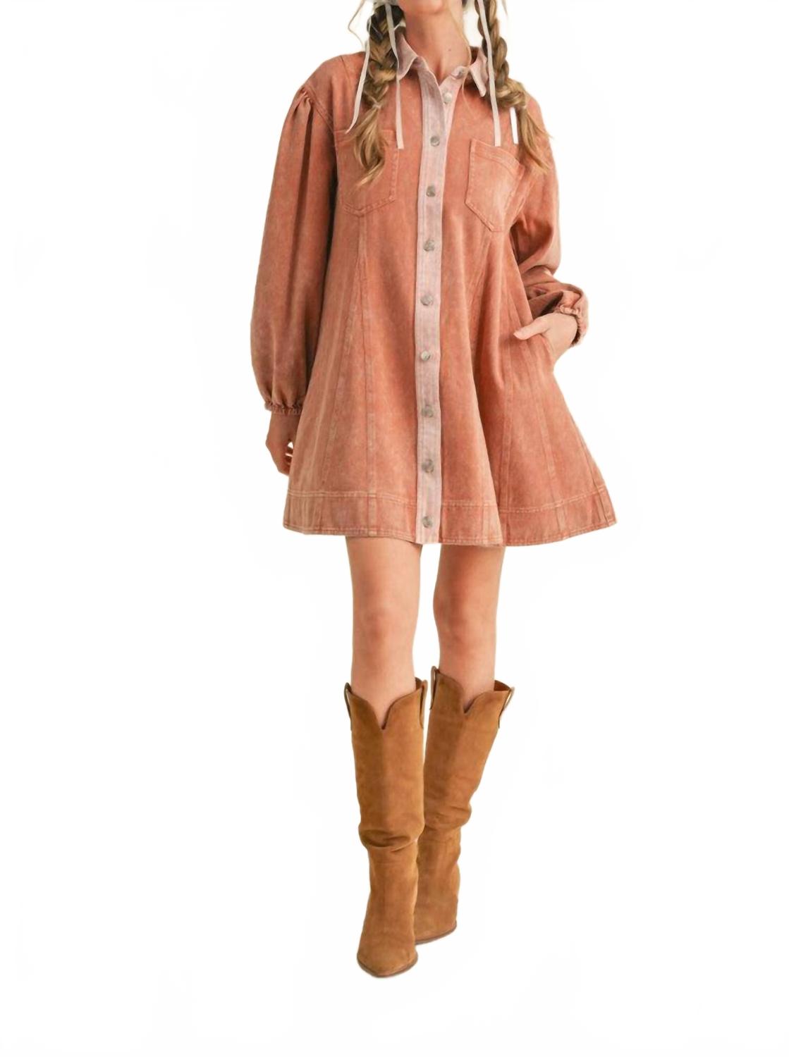 Джинсовое мини-платье с контрастной строчкой в терракотовом цвете &merci, Terra Cotta 
Джинсовое мини-платье с контрастной строчкой в терракотовом цвете &merci, Terra Cotta