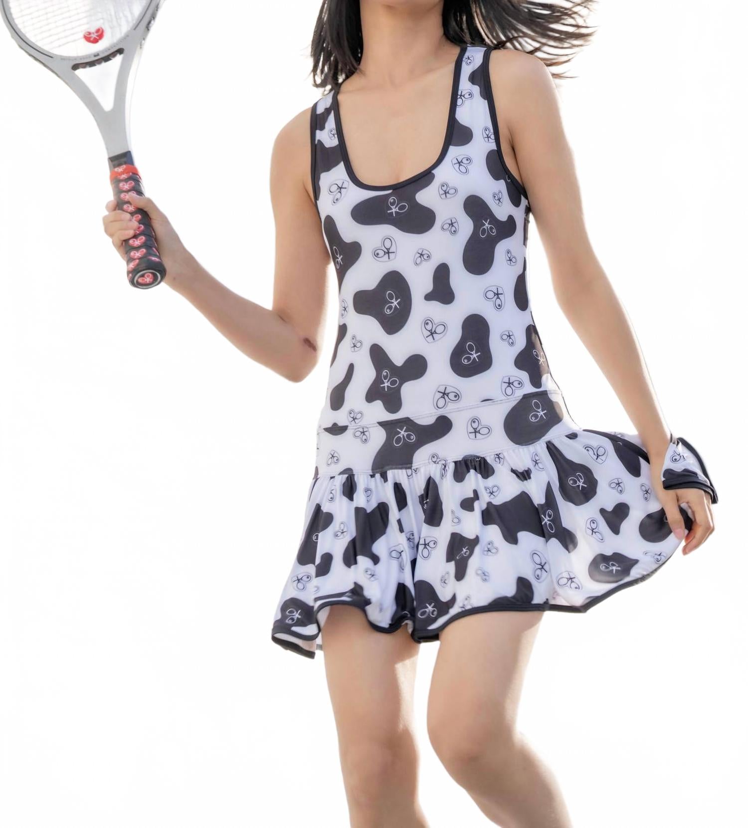 Ограниченная коллекция Sandra Dee: теннисное платье для коктейлей в коровьем принте Love Love Tennis, Cow Print
Ограниченная коллекция Sandra Dee: теннисное платье для коктейлей в коровьем принте Love Love Tennis, Cow Print