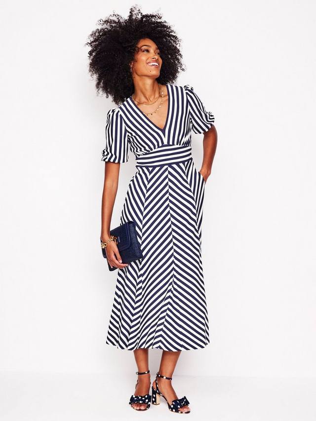 Чайное платье в полоску Boden, цвет Navy/Ivory
Чайное платье в полоску Boden, цвет Navy/Ivory