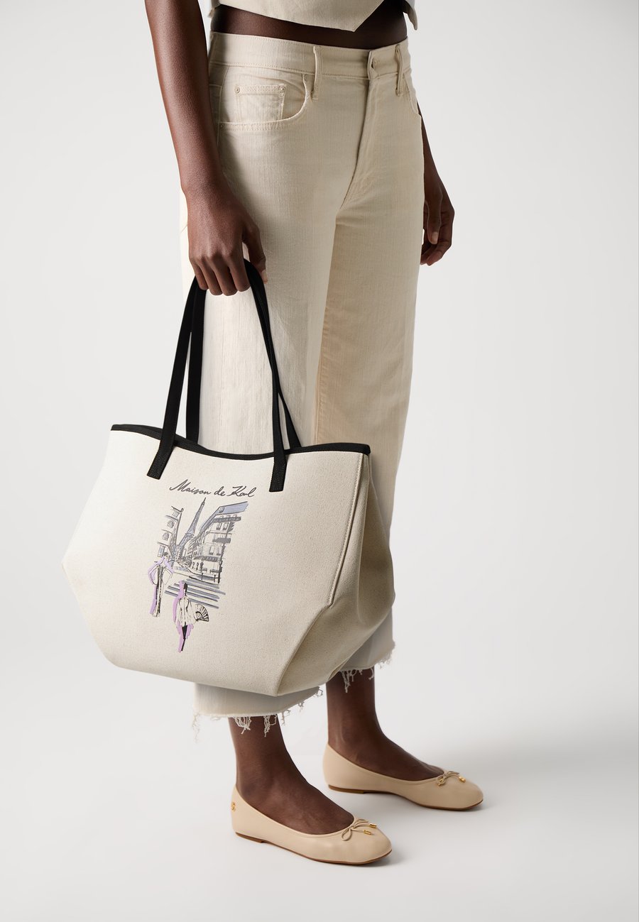 Сумка-шоппер KARL LAGERFELD K/SKETCH CONVERTIBLE TOTE, Natural/Beige
Сумка-шоппер KARL LAGERFELD K/SKETCH CONVERTIBLE TOTE, Natural/Beige