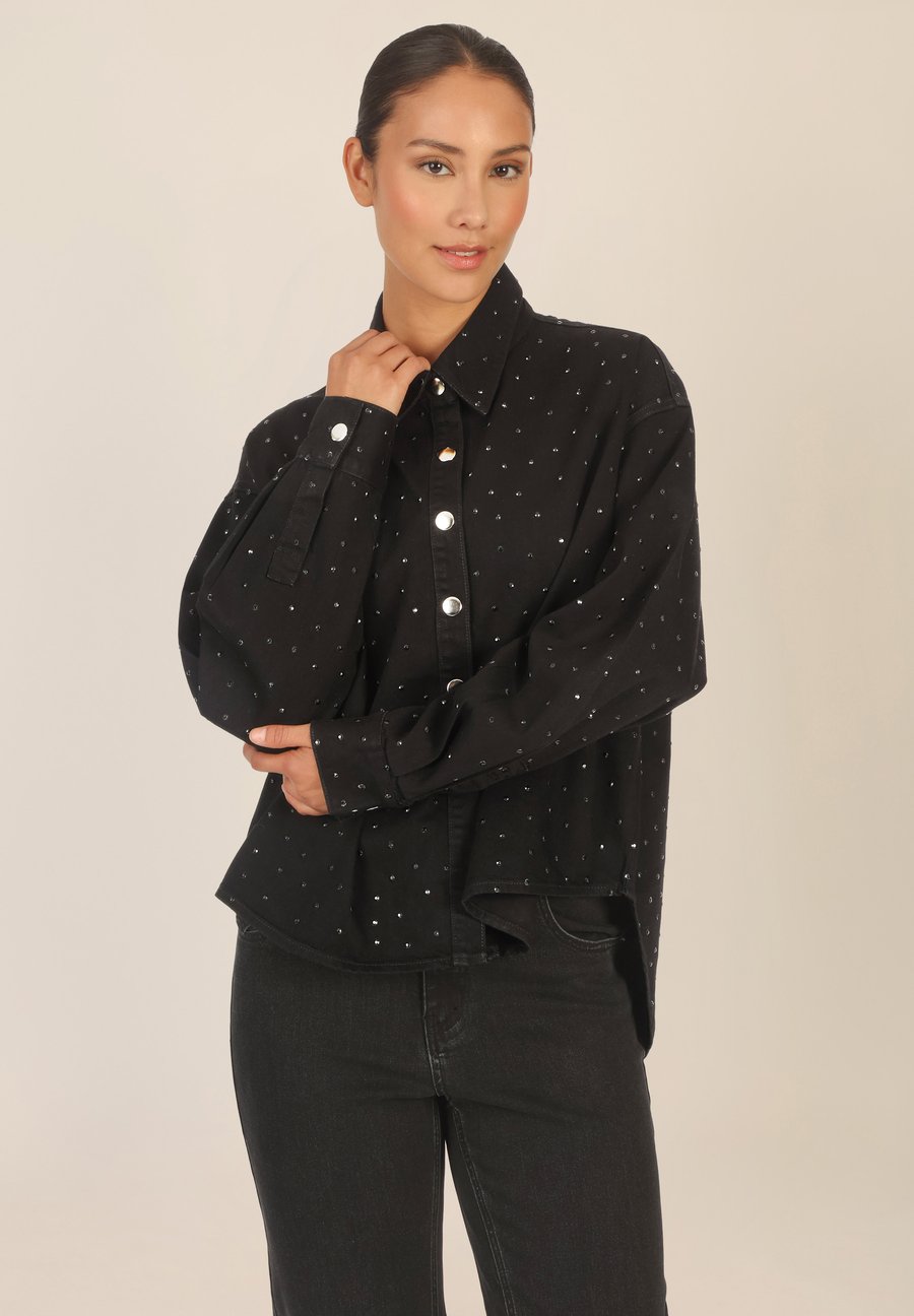 Блуза Apart MIT KRISTALLSTEINEN, Schwarz/Black
Блуза Apart MIT KRISTALLSTEINEN, Schwarz/Black